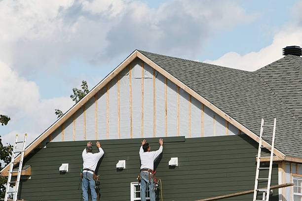 Professional Vinyl Siding technician working in South Windsor, CT